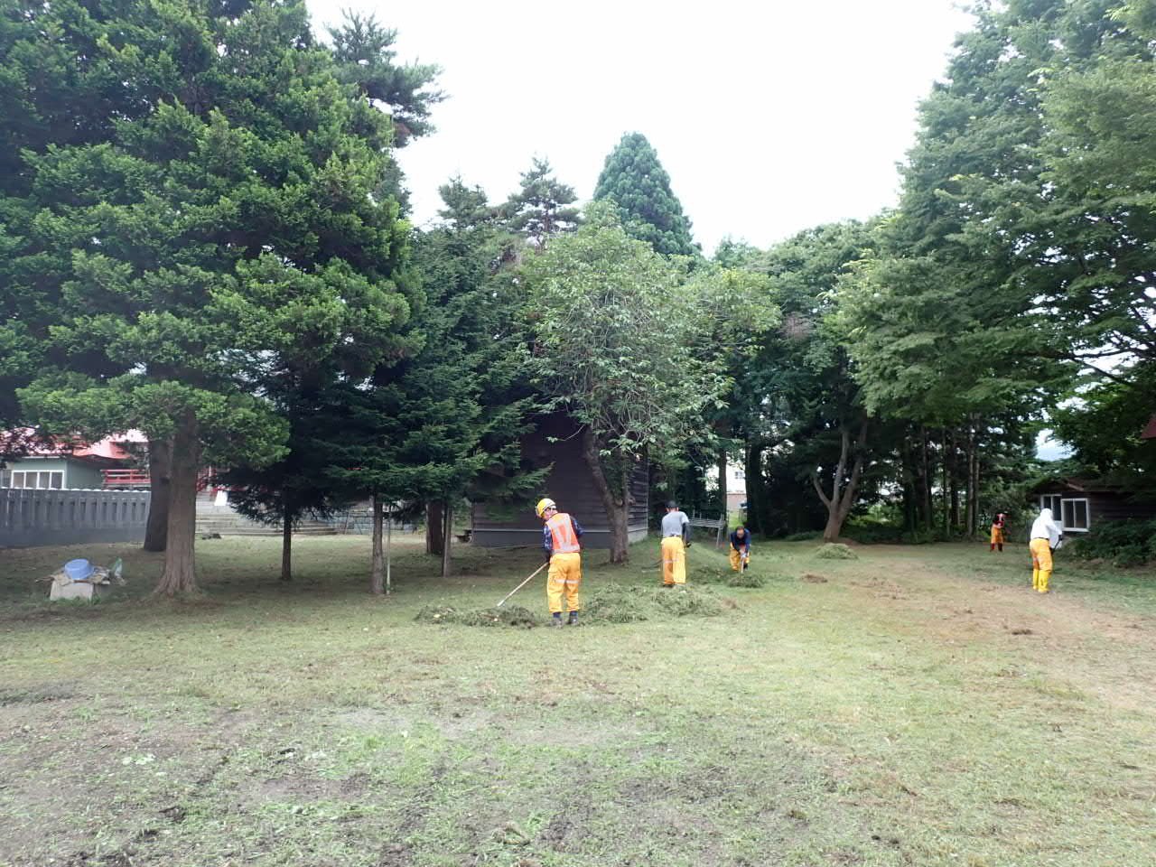 森町稲荷神社敷地内の草刈り作業